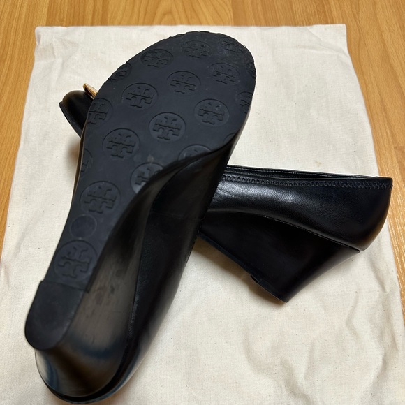 Tory Burch Sophie Gold Logo Details Wedge Heel in Black Size 7.5M - Picture 5 of 5